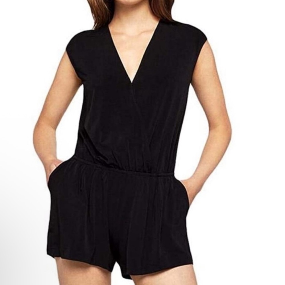 BCBGeneration Women's black sleeveless v-neck  Shorts Romper size large